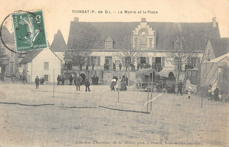 Carte postale ancienne Pionsat La Mairie Et La Place à Pionsat