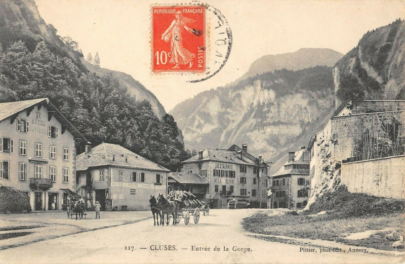 Carte postale ancienne Cluses Haute Savoie Entree De La Gorge (attelage à Cluses