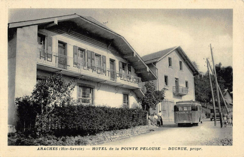 Carte postale ancienne Araches Hotel De La Pointe Pelouse Ducrue Proprietaire ( Autobus rare cpa