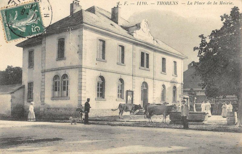 Carte postale ancienne Thorens La Place De La Mairie (animée vaches dans la rue