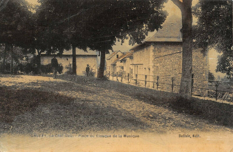 Carte postale ancienne Gruffy Le Chef Lieu Place Du Kiosque De La Musique (cpa toilée à Gruffy
