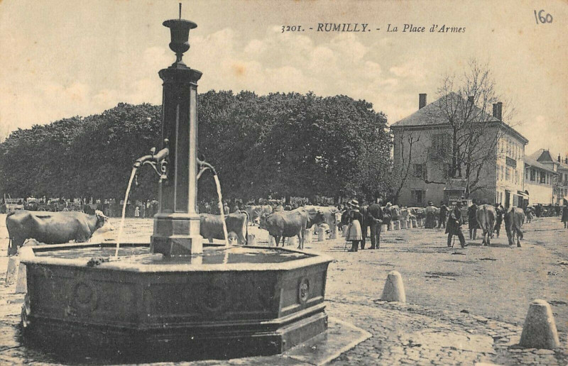 Carte postale ancienne Rumilly La Place D'Armes (scène de marché à Rumilly