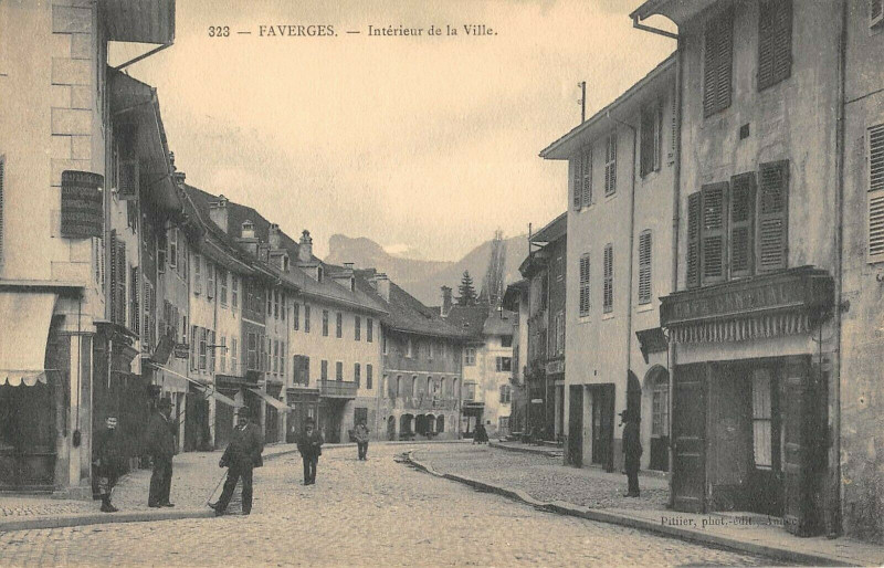 Carte postale ancienne Faverges Interieur De La Ville