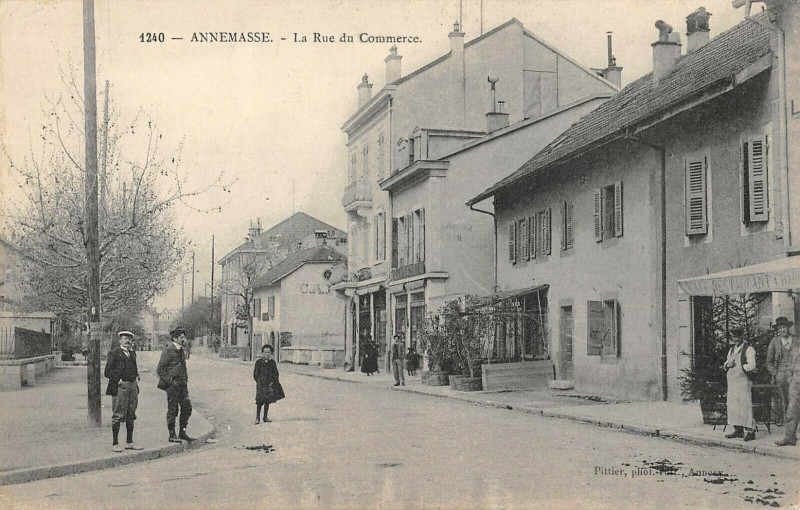 Carte postale ancienne Annemasse La Rue Du Commerce à Annemasse