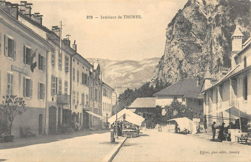 Carte postale ancienne Interieur De Thones à Thônes