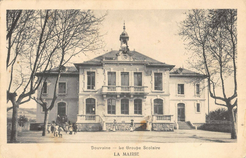 Carte postale ancienne Douvaine Le Groupe Scolaire La Mairie à Douvaine