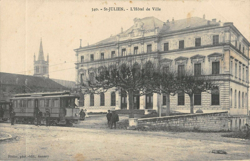 Carte postale ancienne Saint Julien Hotel De Ville Tramway