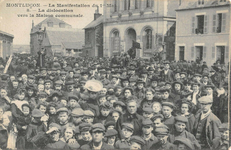 Carte postale ancienne La Manifestation du 1er Mai - La dislocation vers la Maison communale. à Montluçon