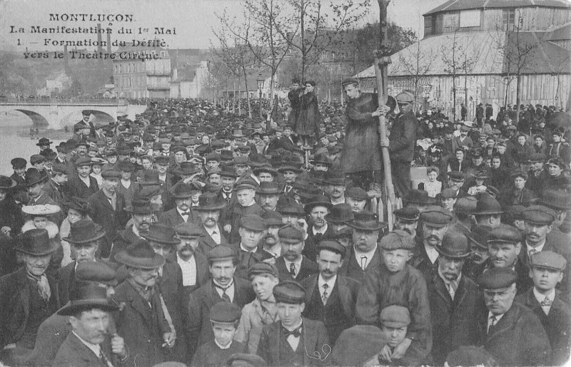 Carte postale ancienne La Manifestation du 1er Mai - Formation du Défilé vers le Théâtre Cirque à Montluçon