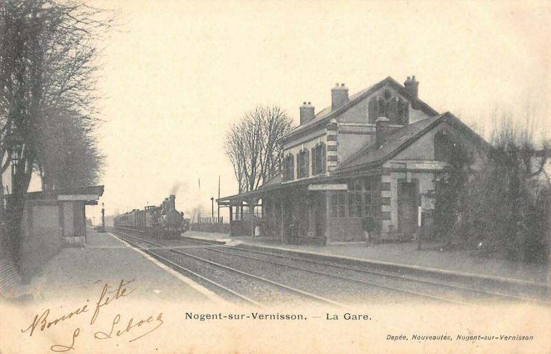 Carte postale ancienne Nogent Sur Vernisson La Gare à Nogent-sur-Vernisson