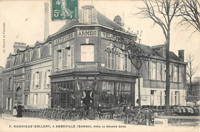 Carte postale ancienne F.rodrigue Dallery A Abbeville Pres La Grande Gare Articles De Chasse à Abbeville