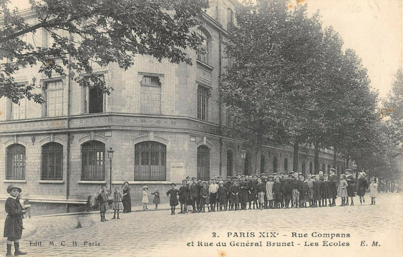 Carte postale ancienne Rue Compans et Rue du Général Brunet - Les Ecoles à Paris 19e