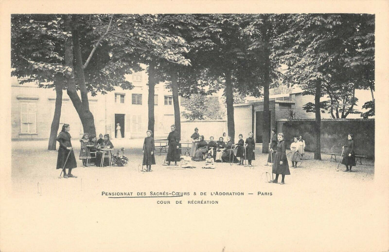Carte postale ancienne Paris XIIe Rue Picpus Pensionnat Des Sacres Coeurs Adoration Cour Recreat à Paris 12e