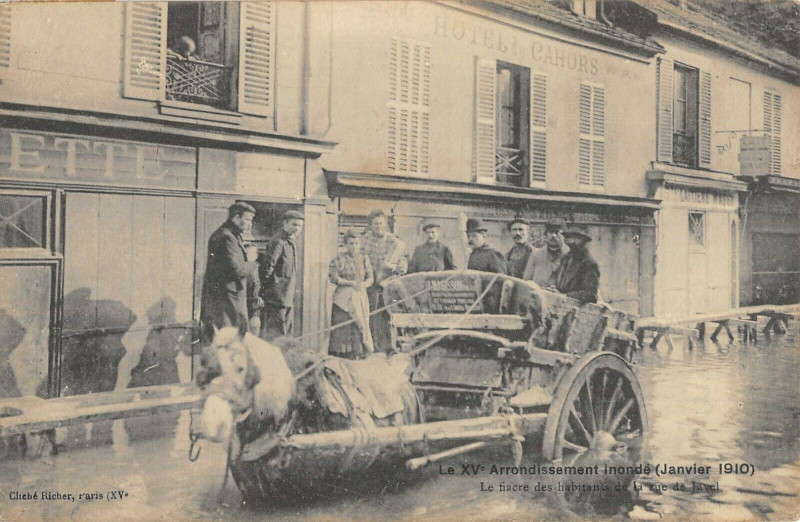 Carte postale ancienne Le XVe Arrondissement inondé (Janvier 1910) - Le fiacre des habitants de la rue de Javel à Paris 15e