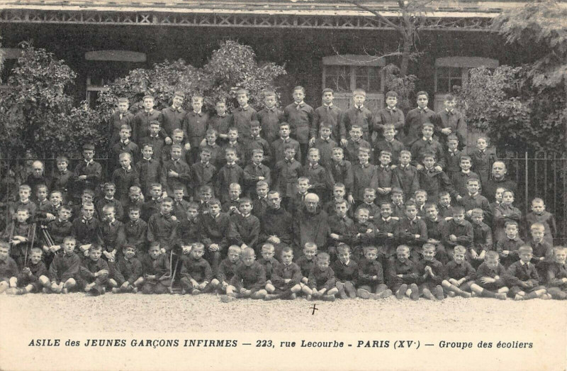 Carte postale ancienne Asile des Jeunes Garçons Infirmes - Rue Lecourbe - Groupe des écoliers à Paris 15e