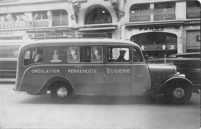 Carte postale ancienne Paris IXe Carte Photo Rue D'Athenes Voiture Ondulation Permanente Eugene à Paris 9e