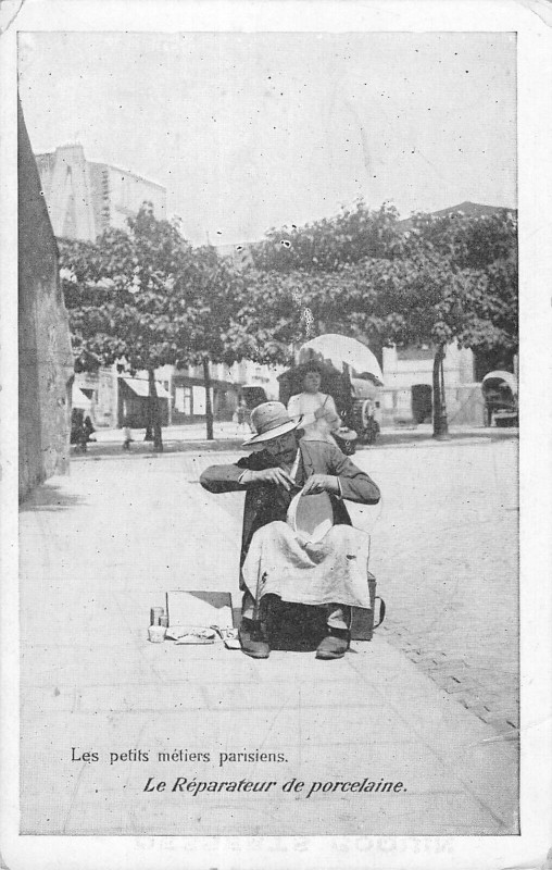 Carte postale ancienne Paris Les Petits Metiers Parisiens Le Reparateur De Porcelaine à Paris