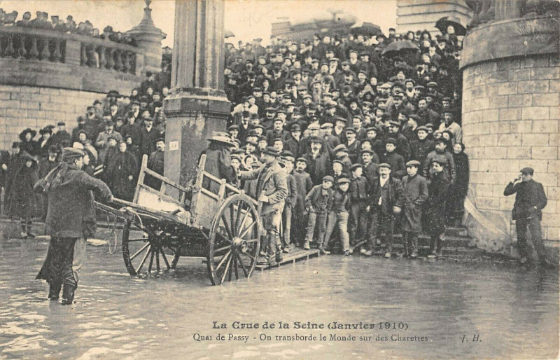 Carte postale ancienne La Crue de la Seine -  Quai de Passy - On transborde le Monde sur des Charettes à Paris 16e