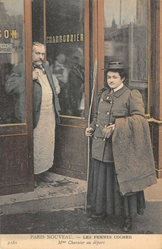 Carte postale ancienne Paris Nouveau Les Femmes Cochers Mme Charnier Au Depart à Paris