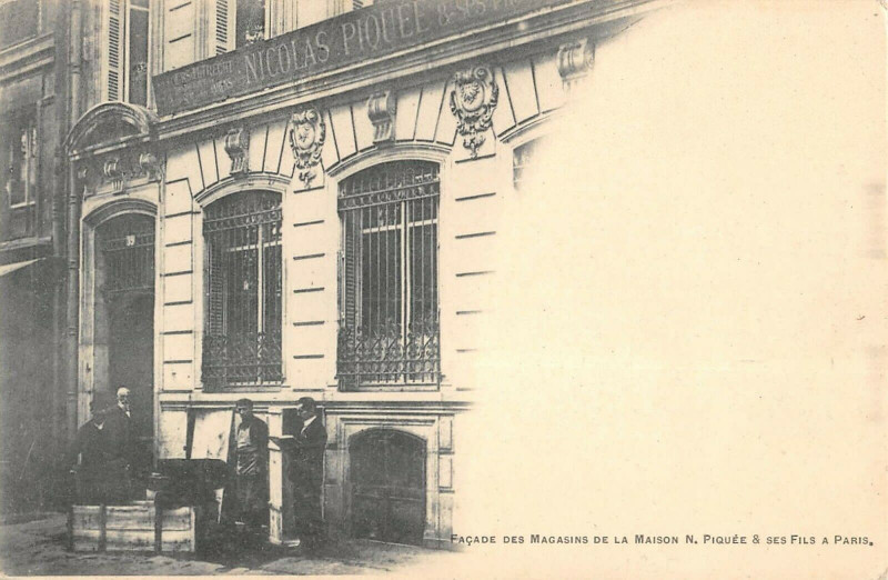 Carte postale ancienne Paris Facade Des Magasins De La Maison N.piquee Et Ses Fils A Paris à Paris