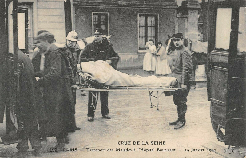 Carte postale ancienne Crue de la Seine - Transport des Malades de l'Hôpital Boucicaut - 29 Janvier 1910 à Paris 15e