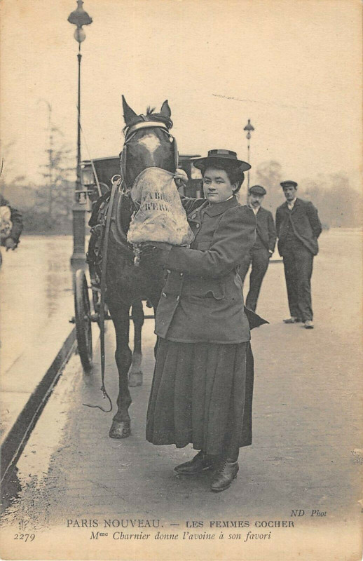 Carte postale ancienne Paris Nouveau Les Femmes Cochers Mme Charnier Donne L'Avoine A Son Favori à Paris
