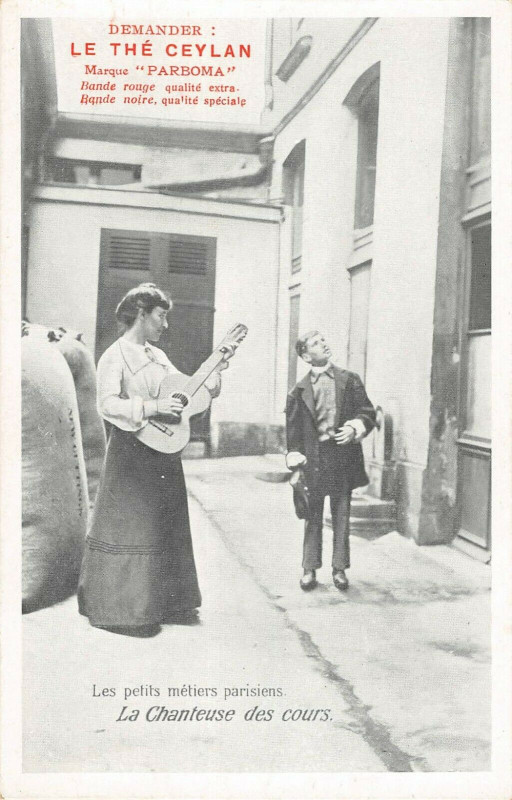 Carte postale ancienne Paris Les Petits Metiers Parisiens La Chanteuse Des Cours à Paris