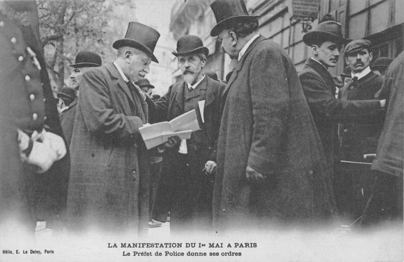Carte postale ancienne Paris La Manifestation Du 1ER Mai A Paris Le Prefet De Police Donne Ses O à Paris