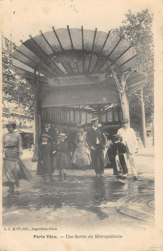 Carte postale ancienne Une Sortie du Métropolitain à Paris 17e