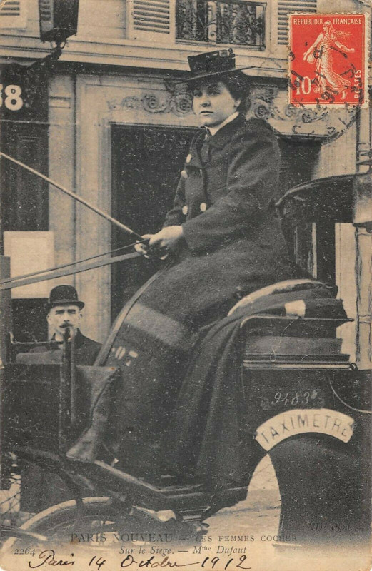 Carte postale ancienne Paris Nouveau Les Femmes Cochers Sur Le Siege Mme Dufaut à Paris