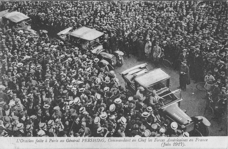 Carte postale ancienne Paris L'Ovation Faite A Paris Au General Pershing Commandant Americaines à Paris