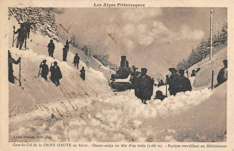 Carte postale ancienne Gare Du Col De La Croix Haute En Hiver Chasse Neige En Tete D'Un Train