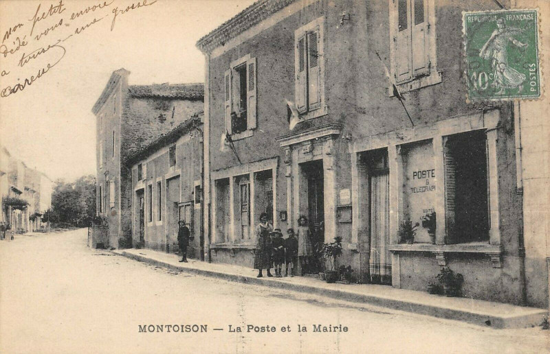 Carte postale ancienne Montoison La Poste Et La Mairie à Montoison