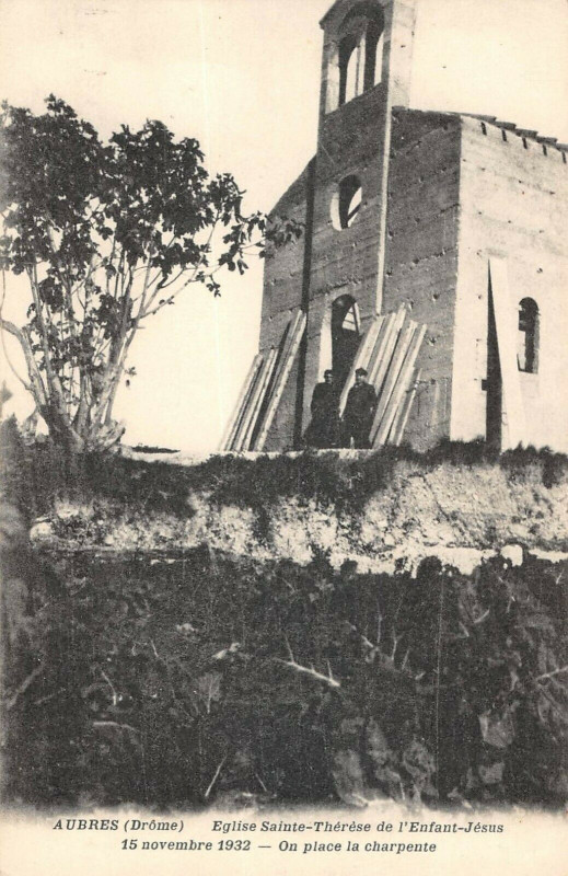 Carte postale ancienne Aubres Eglise Sainte Therese De L'Enfant Jesus On Place La Charpente à Aubres