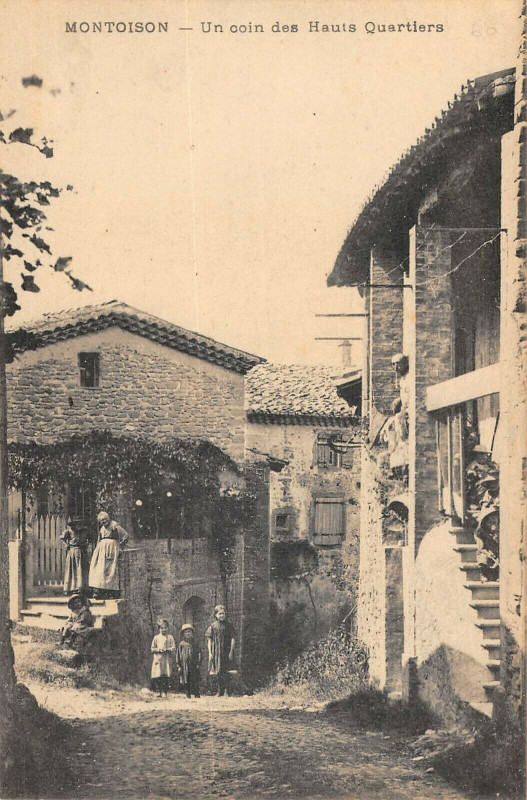 Carte postale ancienne Montoison Un Coin Des Hauts Quartiers à Montoison