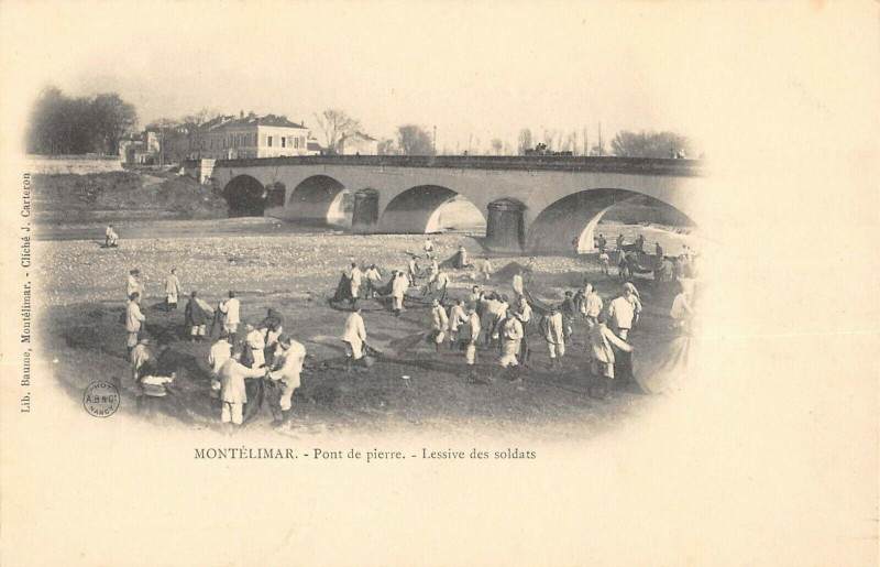 Carte postale ancienne Montelimar Pont De Pierre Lessive Des Soldats à Montélimar