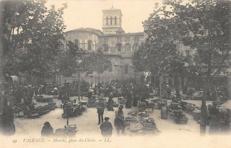 Carte postale ancienne Valence Marche Place Des Clercs à Valence
