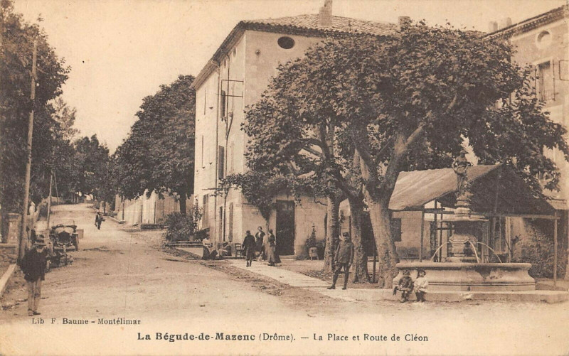 Carte postale ancienne La Begude De Mazenc La Place Et Route De Cleon