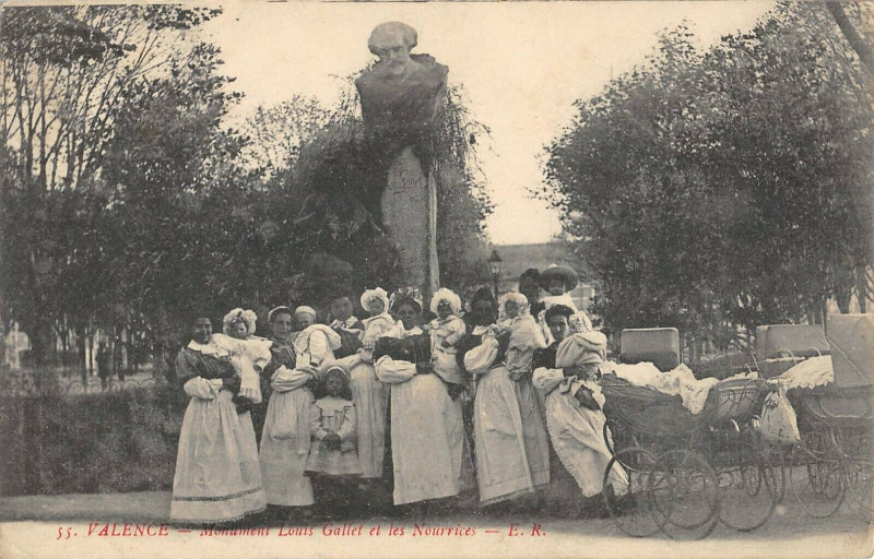 Carte postale ancienne Valence Monument Louis Gallet Et Les Nourrices à Valence