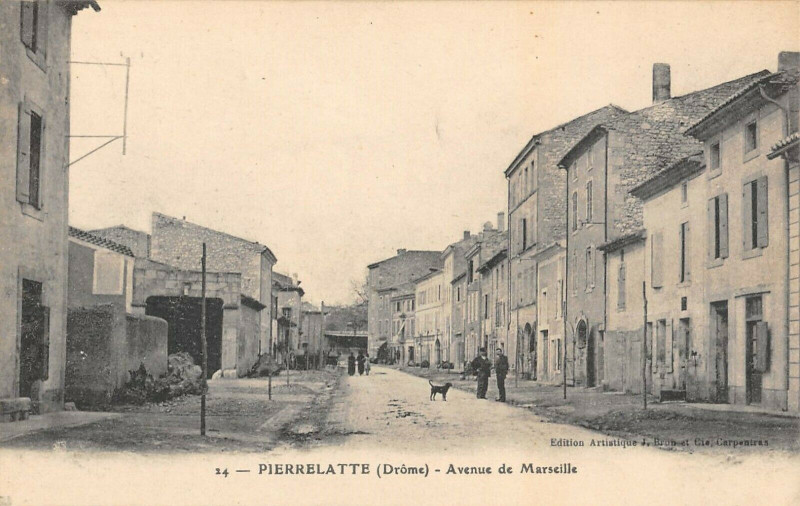 Carte postale ancienne Pierrelatte Avenue De Marseille à Pierrelatte