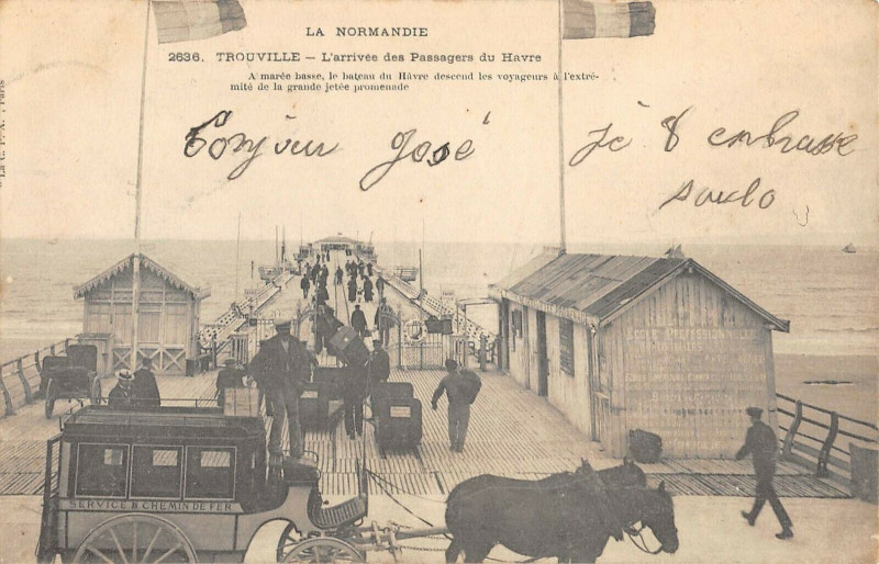 Carte postale ancienne Trouville L'Arrivee Des Passagers Du Havre