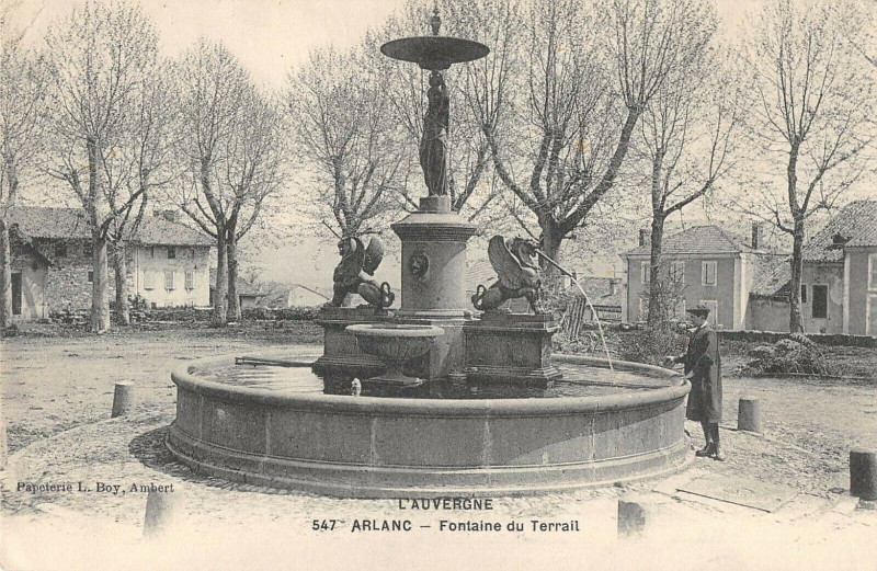 Carte postale ancienne Arlanc Fontaine Du Terrail à Arlanc