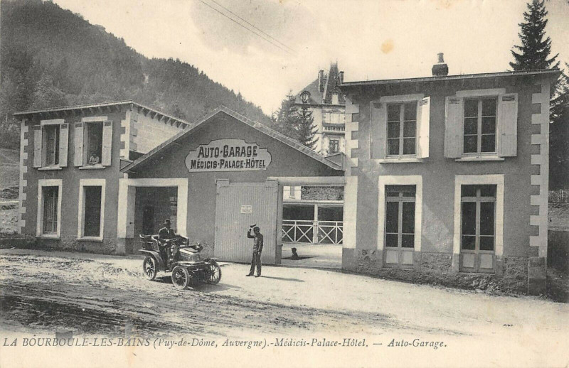 Carte postale ancienne La Bourboule Medicis Palace Hotel Auto Garage à La Bourboule
