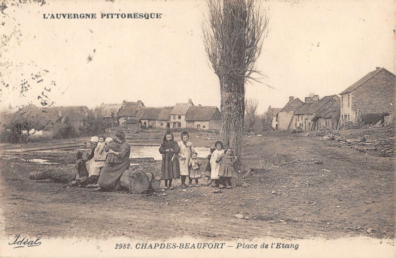 Carte postale ancienne Chapdes Beaufort Place De L'Etang à Chapdes-Beaufort