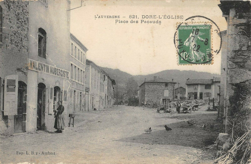 Carte postale ancienne Dore L'Eglise Place Des Pacauds