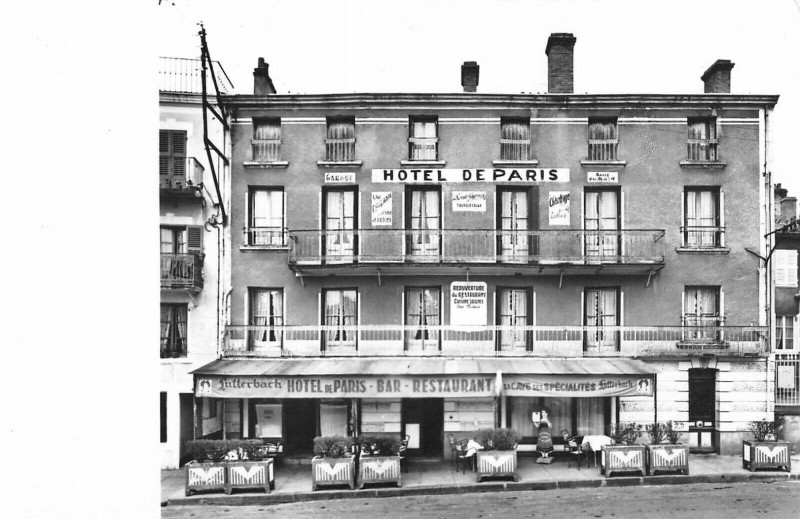 Carte postale ancienne Billom Hotel Restaurant Le Paris à Riom