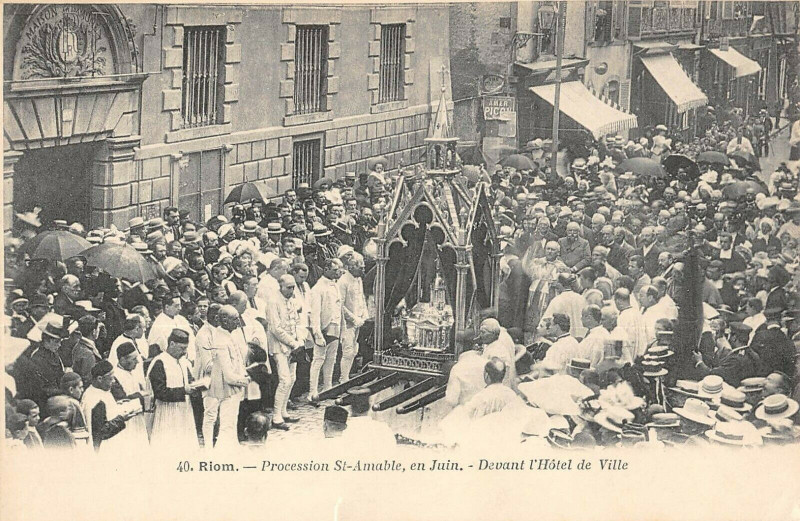 Carte postale ancienne Riom Procession Saint Amable En Juin Devant Hotel De Ville à Riom
