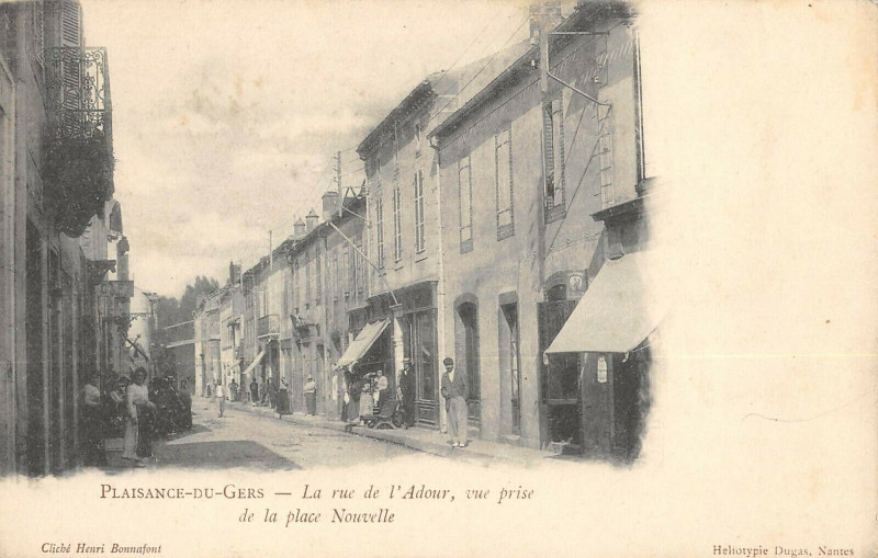 Carte postale ancienne Plaisance Du Gers La Rue De L'Adour Vue Prise De La Place Nouvelle (rare à Plaisance