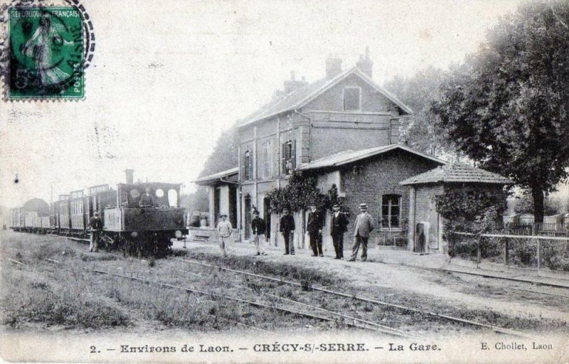 Carte postale ancienne Environs De Crecy Sur Serre La Gare (Train En Gros Plan) à Iron