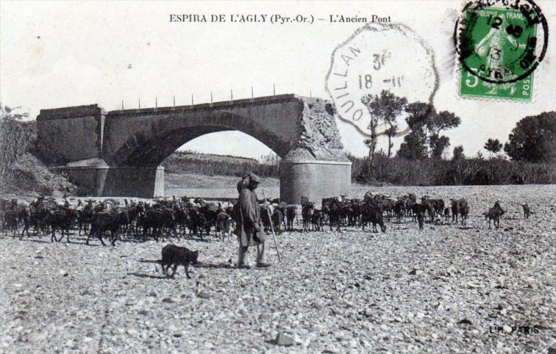 Carte postale ancienne Espira De L'Agly L'Ancien Pont (cpa animée avec le berger et son troupeau à Espira-de-l'Agly